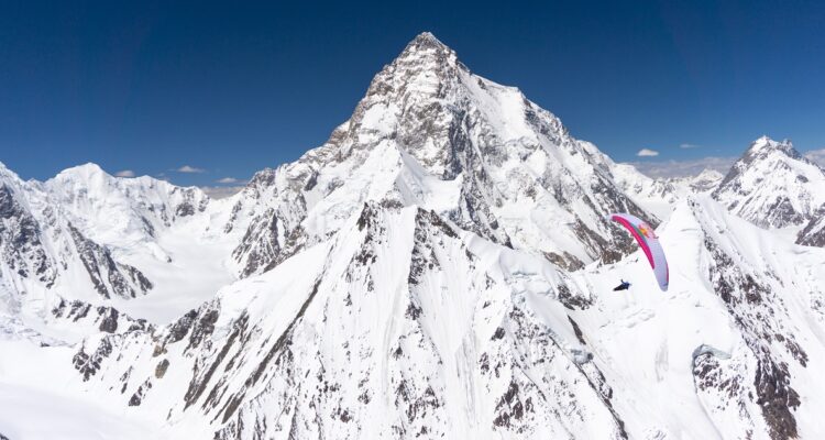 Parapentistas sobrevuelan segunda montaña más alta del Mundo