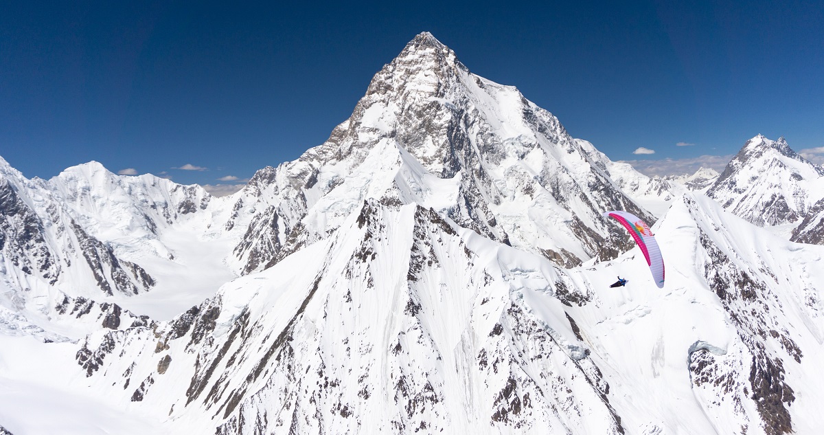 Para la historia: parapentistas realizan espectacular sobrevuelo a segunda  montaña más alta del Mundo | Deportes | BioBioChile