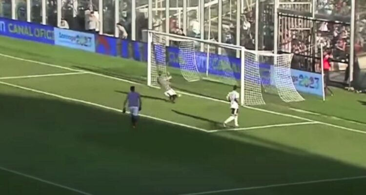 El invitado más villano: Luis Mena le sacó un gol de la línea a Esteban Paredes en su despedida