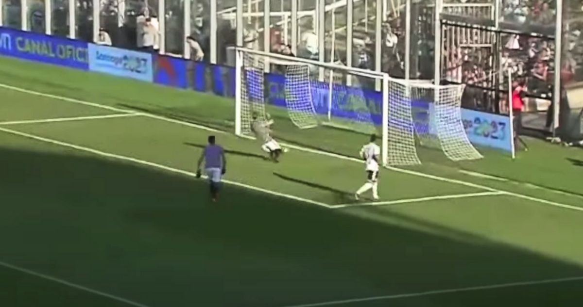 El invitado más villano: Luis Mena le sacó un gol de la línea a Esteban Paredes en su despedida