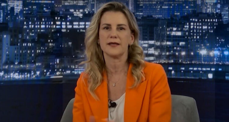 La aniamdora de televisión Patricia Larraín mira hacia la cámara seria mientras recuerda su salida de la TV.