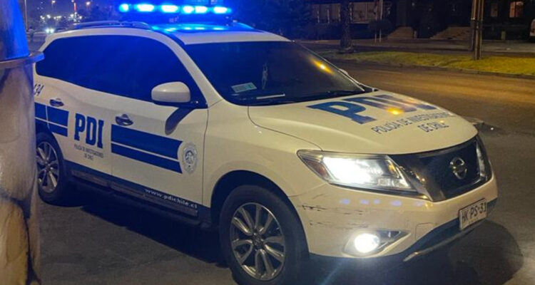 Hallan cuerpo de hombre con herida cortopunzante en el cuello al interior de camioneta: PDI investiga