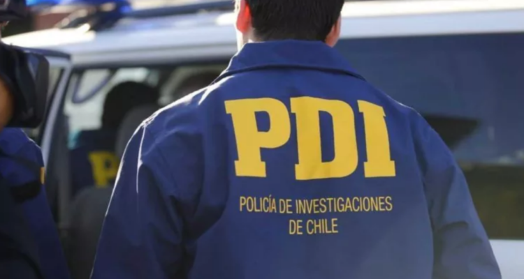 PDI realizando trabajo policial. Una mujer denunció un secuestro de un adolescente en Puente Alto.