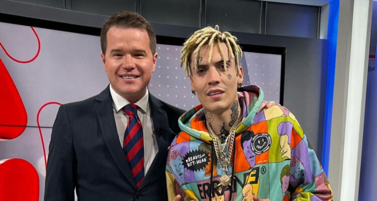 El periodista Davor Gjuranovic posa con Marcianeke tras realizar su entrevista en el noticiario 24 Horas.