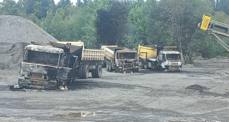 Destruyen 5 camiones, maquinaria y una planta chancadora durante ataque incendiario en Perquenco