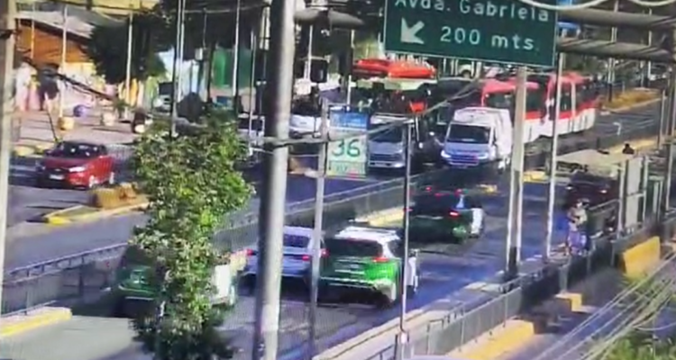 Persecución policial por comunas de la RM termina con dos detenidos acusados por robo de vehículo