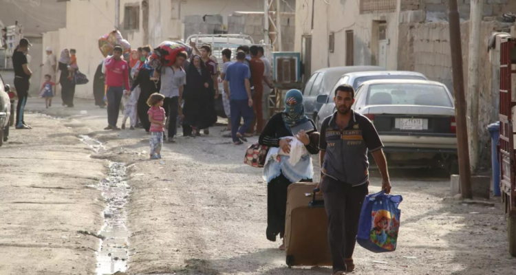 Personas sunitas que huyen de la violencia por una carretera en la ciudad de Ramadi, Irak , en 2015