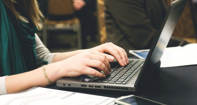 Ministerio de Ciencia e IBM lanzan cursos gratuitos de tecnología para mujeres