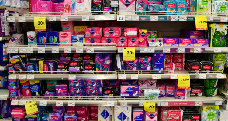 Usan ropa y mascarillas: la pobre ‘gestión menstrual’ que sufren las mujeres más vulnerables en Chile