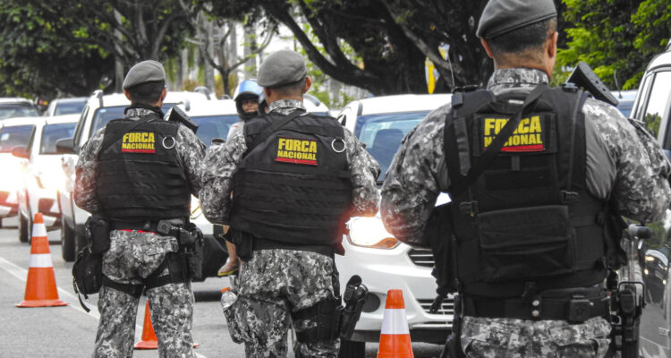 Agentes de la Fuerza Nacional realizan patrullajes, hoy en la ciudad de Natal