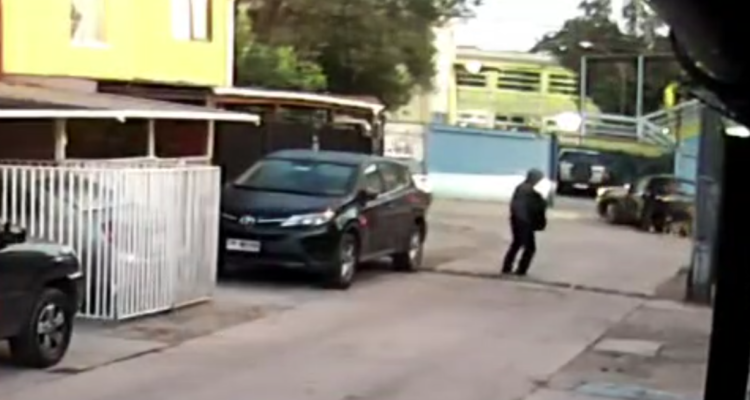 Profesora es arrastrada por delincuente durante portonazo en Maipú: hay un detenido