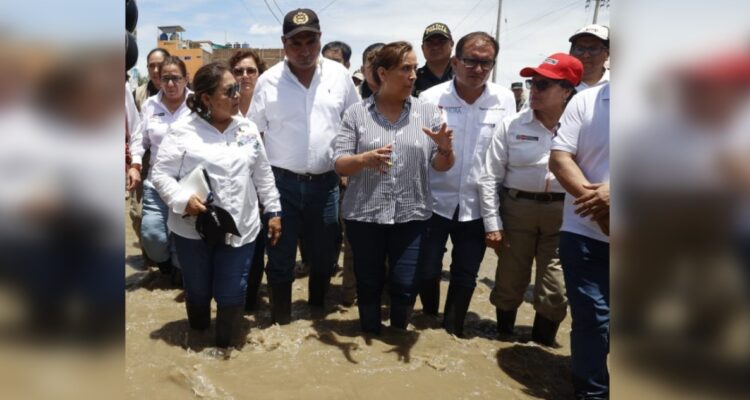 Presidenta de Perú visita zonas afectadas por inundaciones