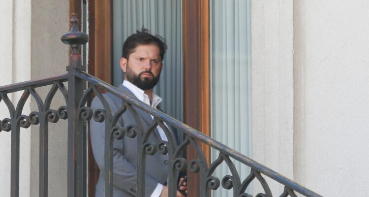 Presidente Boric sale de su oficina en La Moneda tras sismo en la zona centro del país