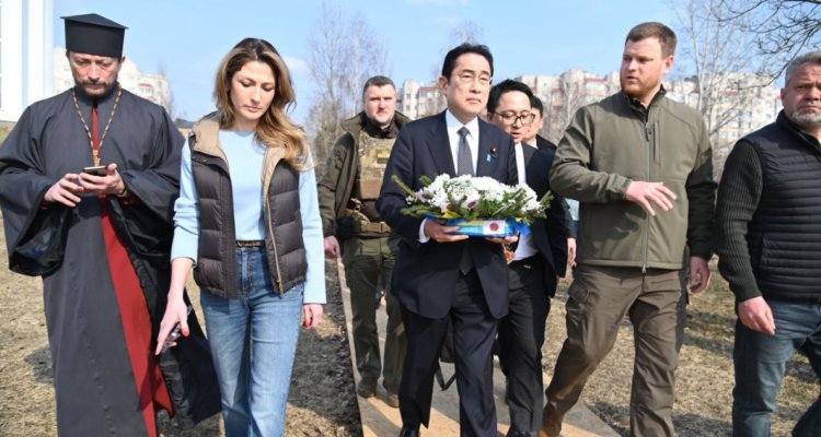 El primer ministro de Japón, Fumio Kishida, junto a Emine Dzheppar