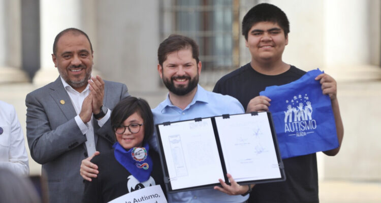 Boric promulga la Ley TEA: norma resguarda inclusión de personas con Trastorno del Espectro Autista