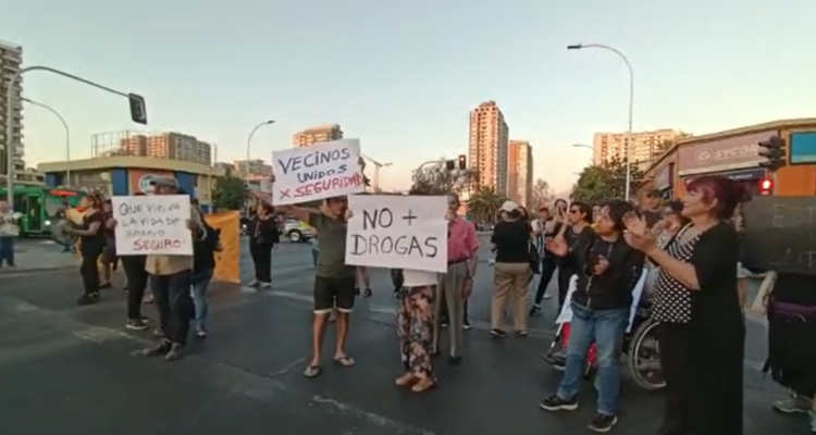 Vecinos de barrio Matta protestaron contra ola de asaltos y robos en Santiago