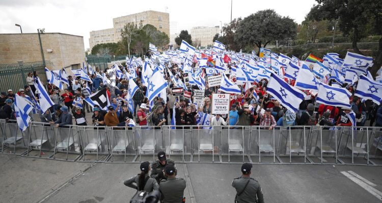 Manifestantes se reúnen frente a la Knéset antes de las protestas masivas en Jerusalén