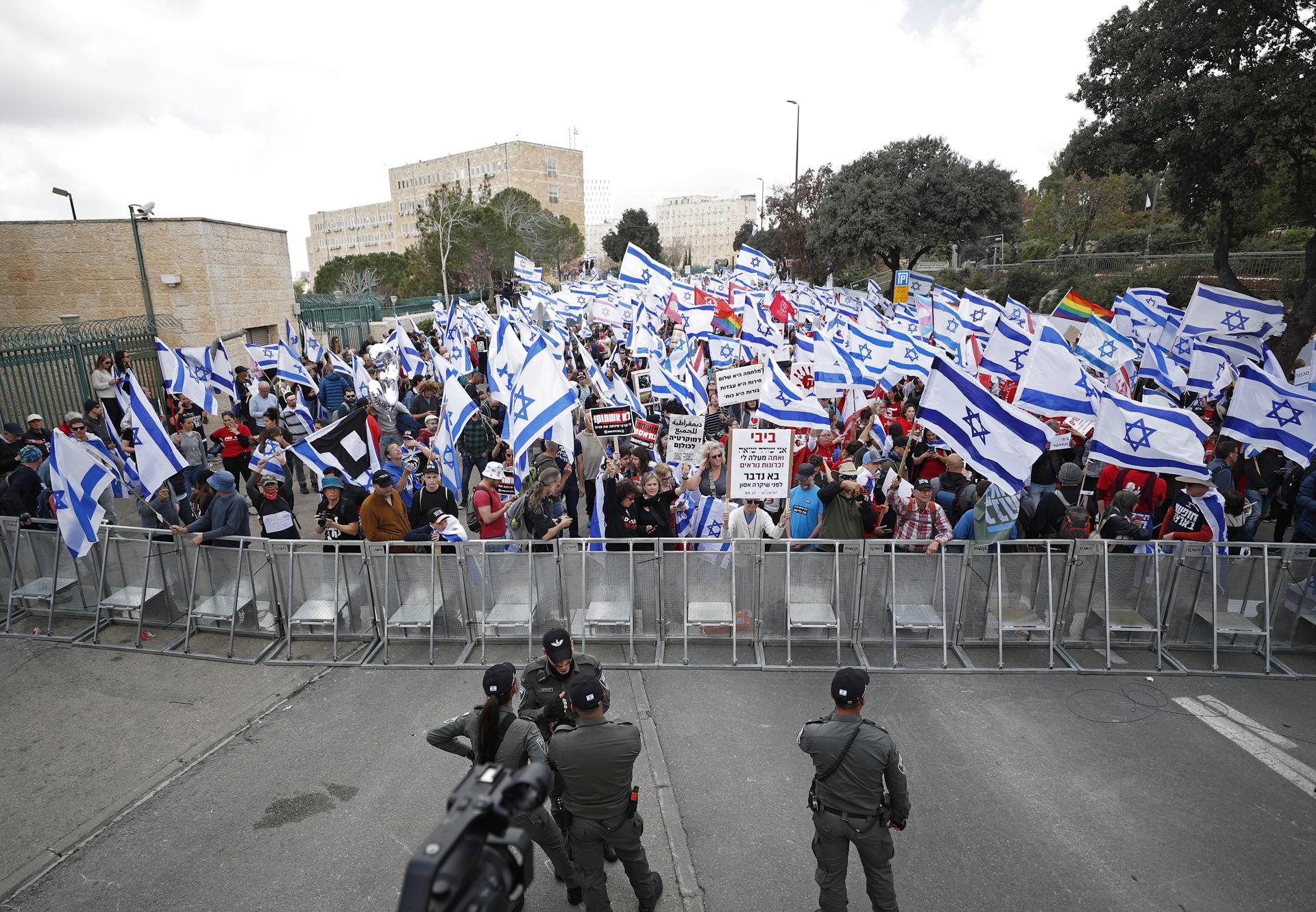 Manifestantes se reúnen frente a la Knéset antes de las protestas masivas en Jerusalén