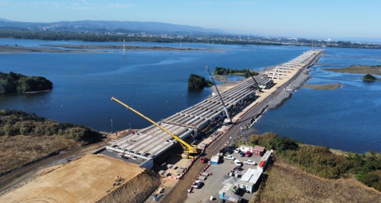 Avance construcción de puente industrial