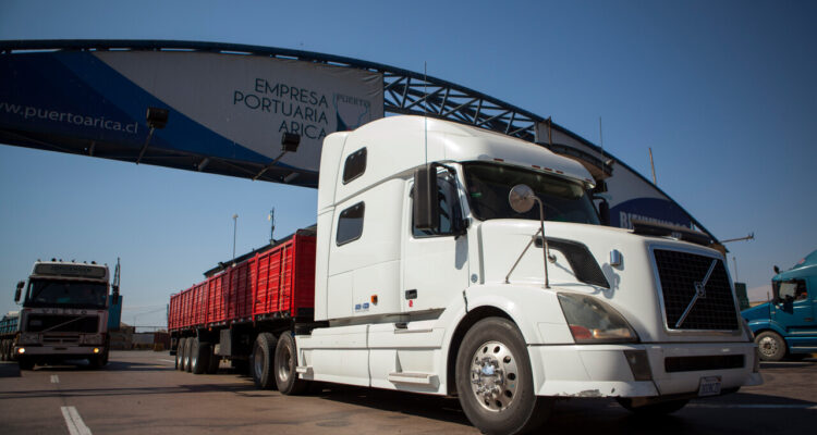 04 Diciembre de 2014/ARICA Un camión Boliviano sale del terminal de las empresa portuaria de Arica, durante el normal paso de camiones Bolivianos al TPA (Terminal Puerto de Arica), después de que el presidente del de Bolivia, Evo Morales presentara una demanda ante la ALADI (Asociación Latinoamericana de Integración) por incumplimiento por parte de Chile del Acuerdo sobre Transporte Internacional Terrestre (ATIT).