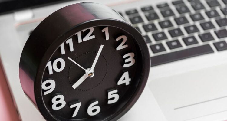 Qué hora es en Chile, cuál es el uso horario correcto y cómo cambiarla en dispositivos móviles como teléfonos y computadores