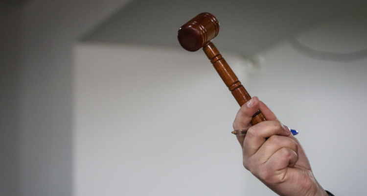 Denuncian a martillero público por pagos de más de 200 millones de pesos por “remates directos”