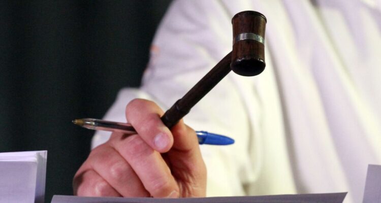 Martillero público acusado de estafa suma nueva querella