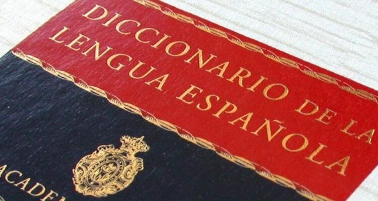 RAE causa debate en redes por uso del artículo antes de los nombres: “Salvo en el español de Chile”