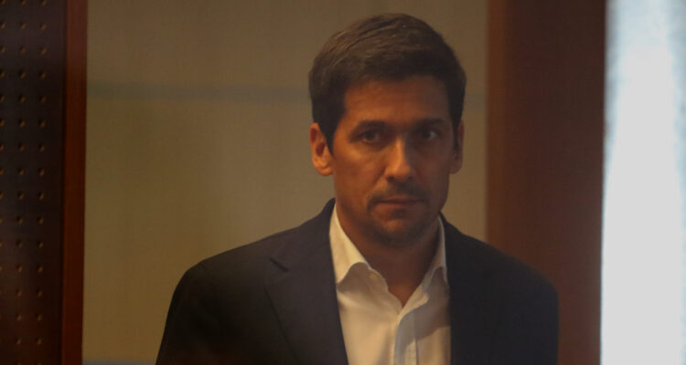 El animador Rafael Araneda mira serio hacia un costado mientras camina. El conductor de televisión fue mencionado en una investigación del Caso Relojes.