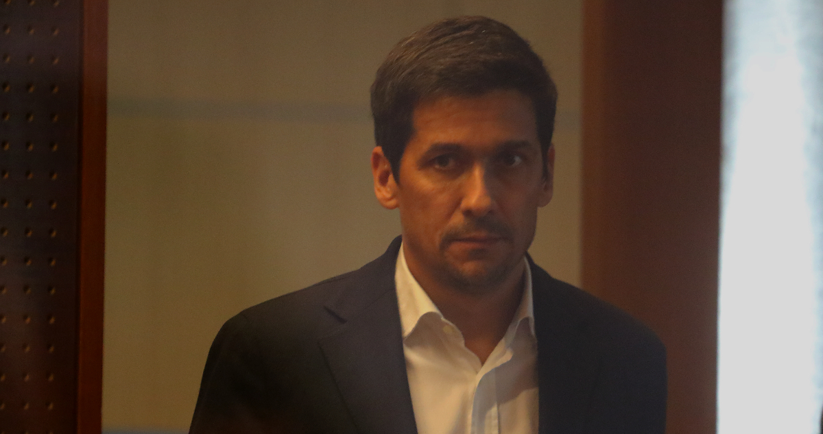 El animador Rafael Araneda mira serio hacia un costado mientras camina. El conductor de televisión fue mencionado en una investigación del Caso Relojes.