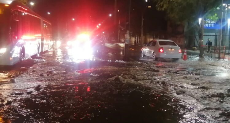 Sector de Recoleta se convierte en un río por rotura de matriz en el “Súper Lunes”