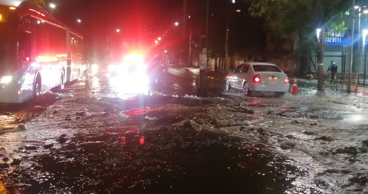 Sector de Recoleta se convierte en un río por rotura de matriz en el “Súper Lunes”