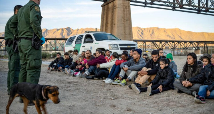 Jueces de EEUU recovan una cuarta parte de los rechazos de solicitudes de asilo a inmigrantes