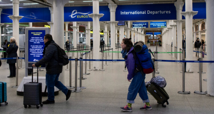 Desde 2024 se aplicarán a chilenos: Reino Unido exigirá permisos electrónicos para entrar al país