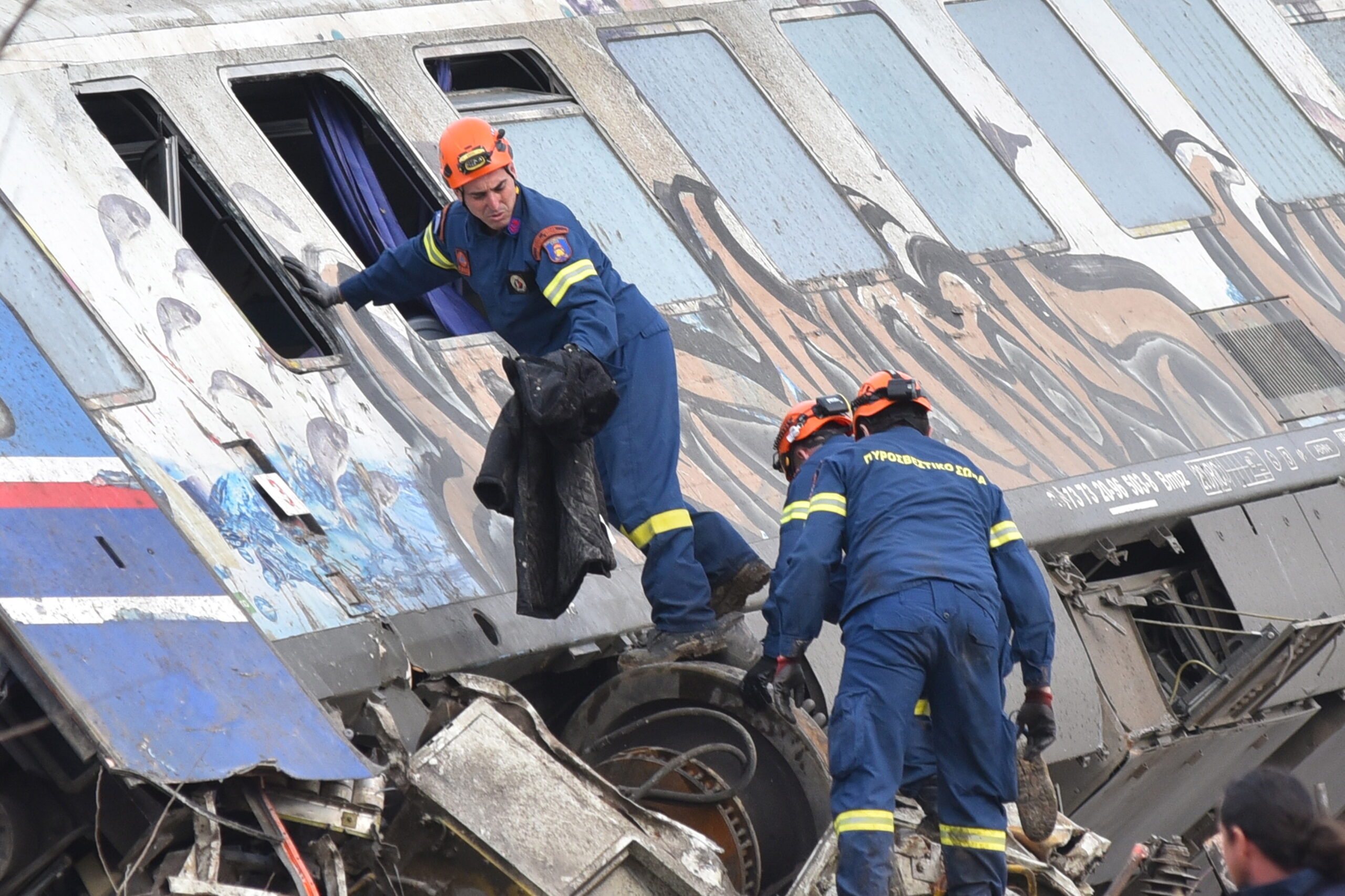 Rescatistas buscan a supervivientes en los trenes