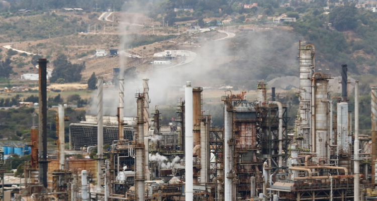 Reportan fuerte olor a gas en Concón tras fuga en refinería de Enap