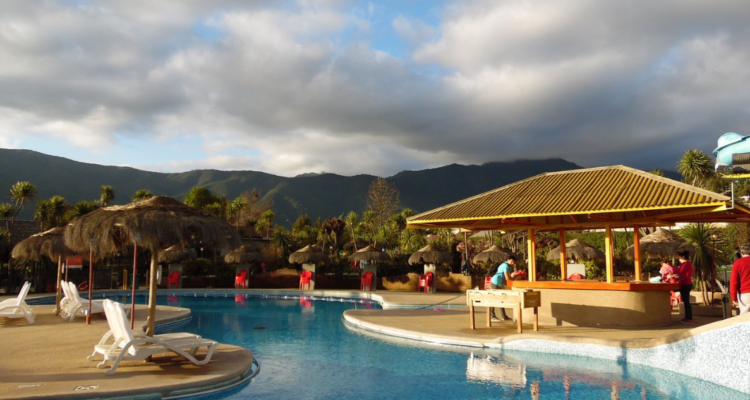 Todo por una hamaca: violenta riña al interior de exclusivo resort deja un apuñalado en Olmué