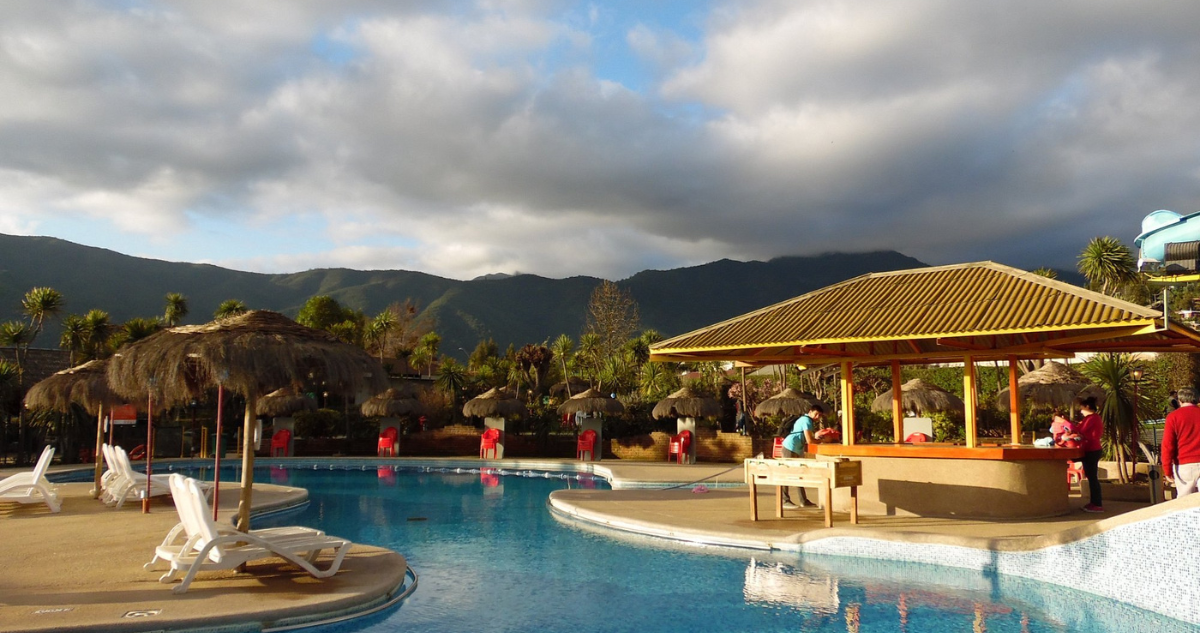 Todo por una hamaca: violenta riña al interior de exclusivo resort deja un apuñalado en Olmué