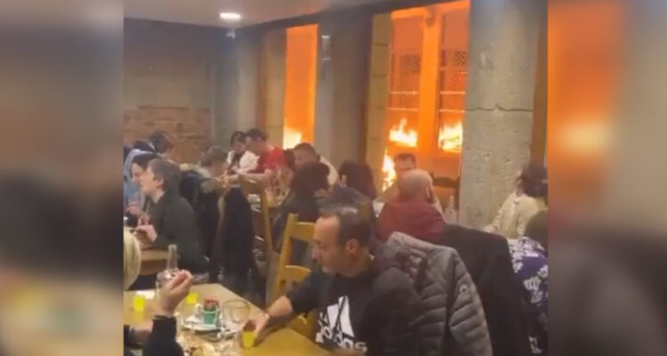 Restaurante lleno mientras las calles se queman por protestas en Francia: el video da vuelta al mundo