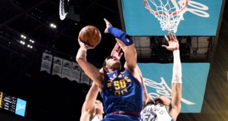 NBA: Nuggets gana el choque de líderes a los Bucks y Trey Murphy brilla con 10 triples