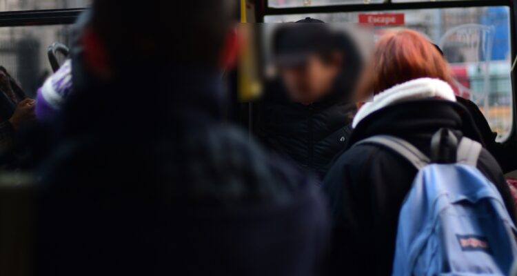 Retienen a hombre por hacer tocaciones a estudiante en bus de Puerto Montt