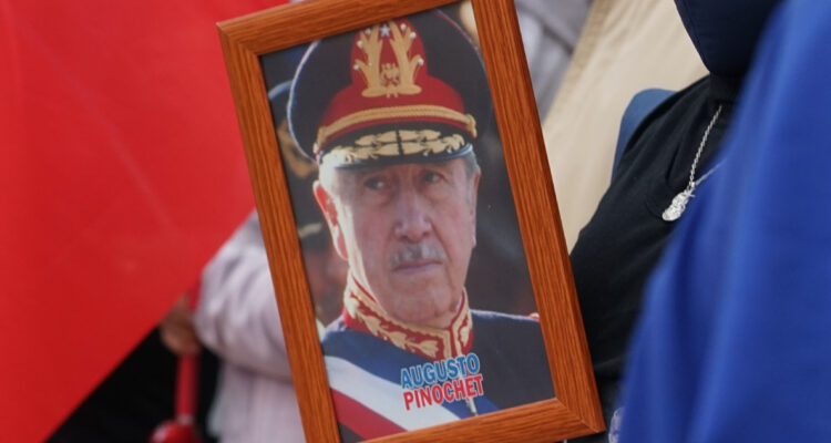 Revocan título de Hijo Ilustre a Pinochet