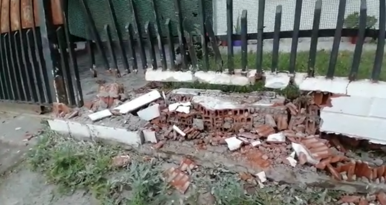 Vecino de Maipú al que le botaron portón en un robo acusa demora para reparar medidor de agua