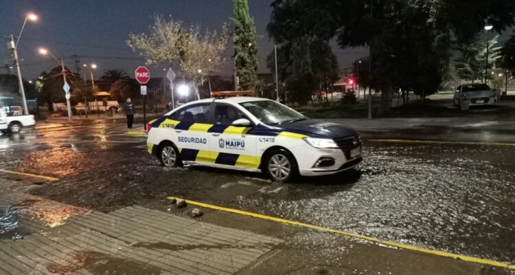 Problemas genera rotura de matriz de agua en sector de La Farfana en Maipú
