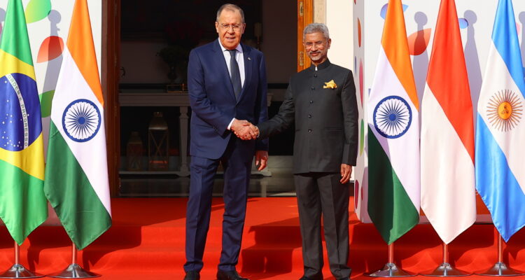 El ministro de RR.EE de India, S. Jaishankar (D), da la bienvenida a su homólogo ruso, Sergei Lavro