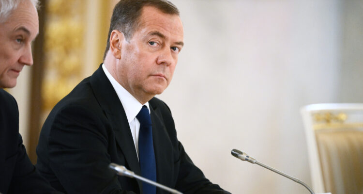 Si Ucrania intenta recuperar Crimea, Rusia usará armas nucleares, amenaza Medvédev