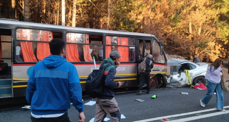 Bus con pasajeros y automóvil protagonizan colisión en Ruta de la Madera: se reporta un fallecido