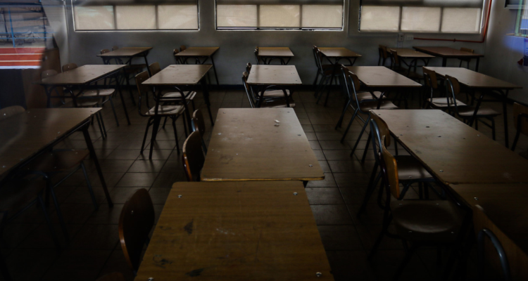 “Tiene que morir un niño para tener cupo”: hombre denuncia que sistema SAE dejó sin matrícula a hija