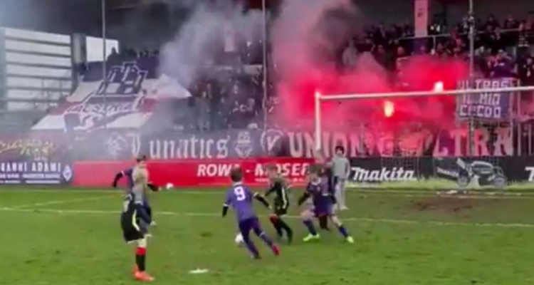 El impresionante apoyo de la barra brava del Austria Salzburgo con la categoría Sub-7.