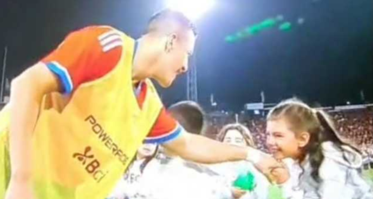 Alexis Sánchez provoca tierna postal junto a pequeña en el estadio Monumental.